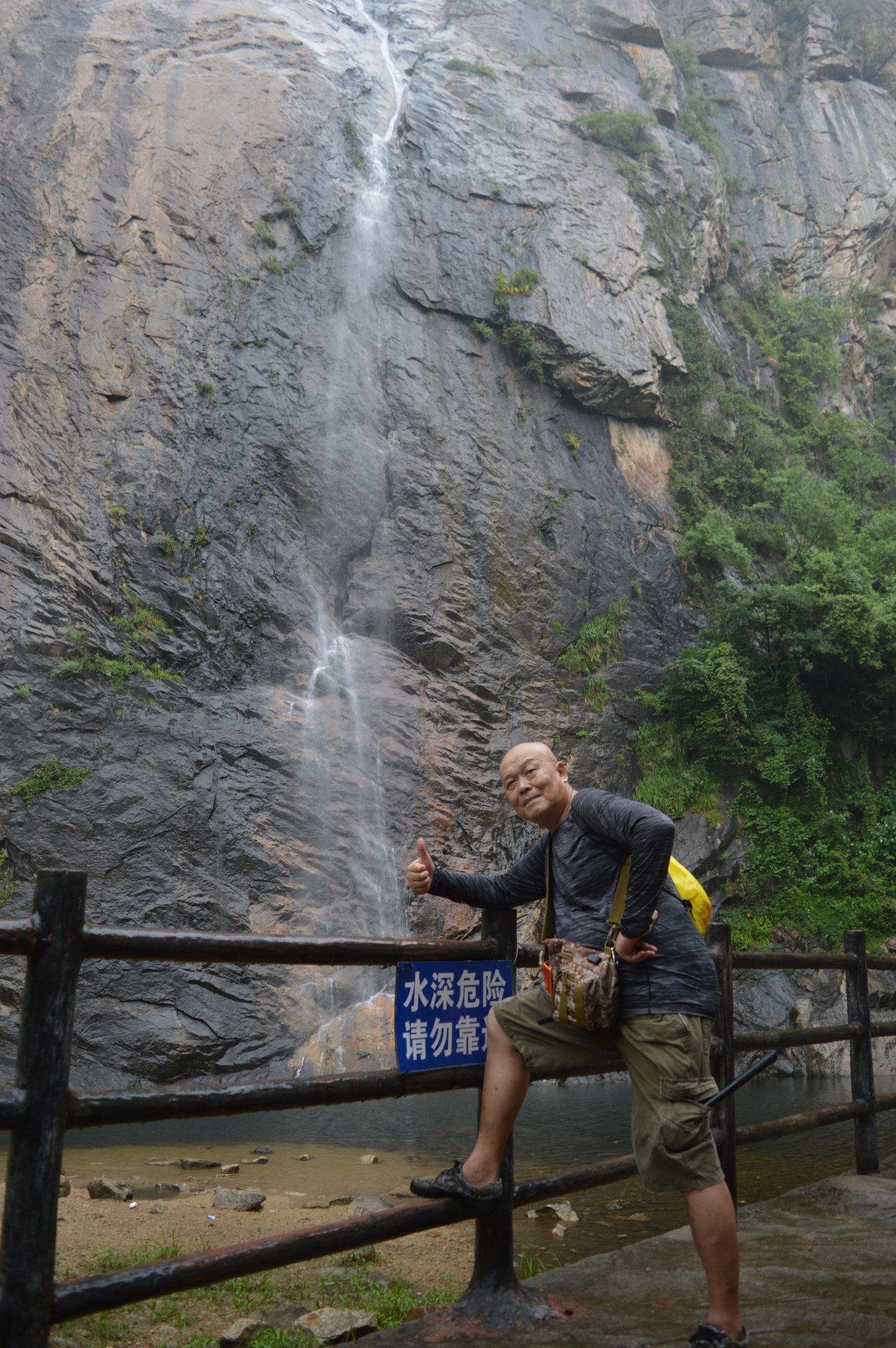 飞流溅玉九龙瀑  雨雾飘渺五朵山