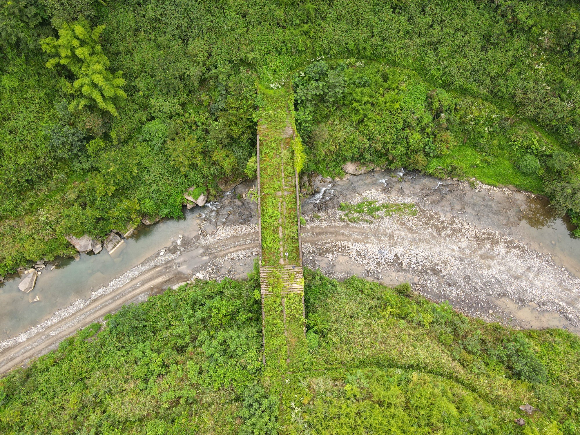 石梁河上寻古桥，风吹岭上吹吹风