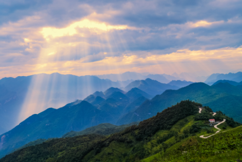 行走在巴山大峡谷的顶峰上