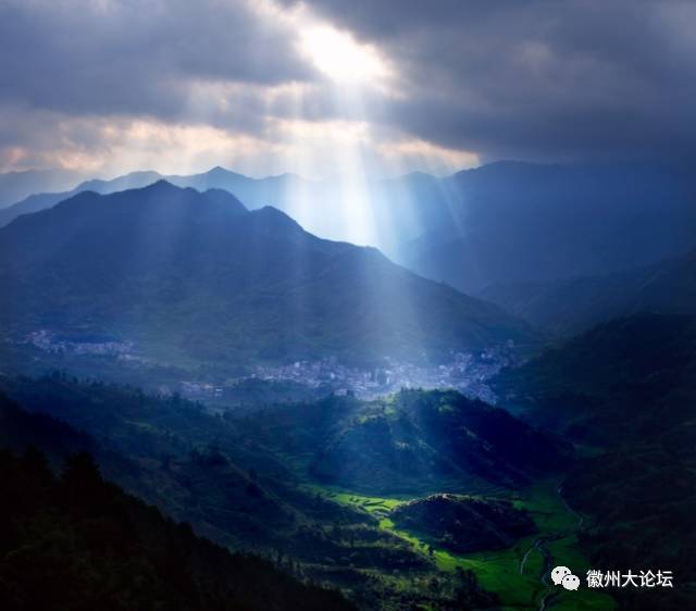 歙县长陔岭,云海日出,构成了一幅美丽的山水画