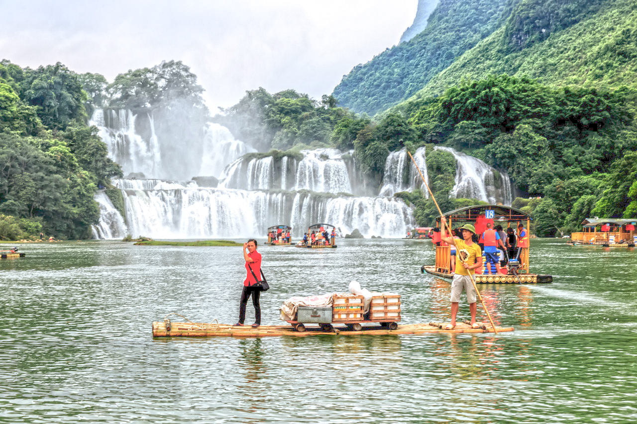 午餐后,游览中越边境-德天跨国大瀑布,瀑布横跨中国越南两个国家