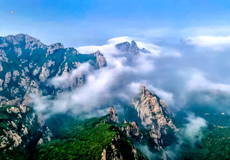 祖山风景区 是河北省十大名山之一,位于河北省秦皇岛市青龙县,祖山