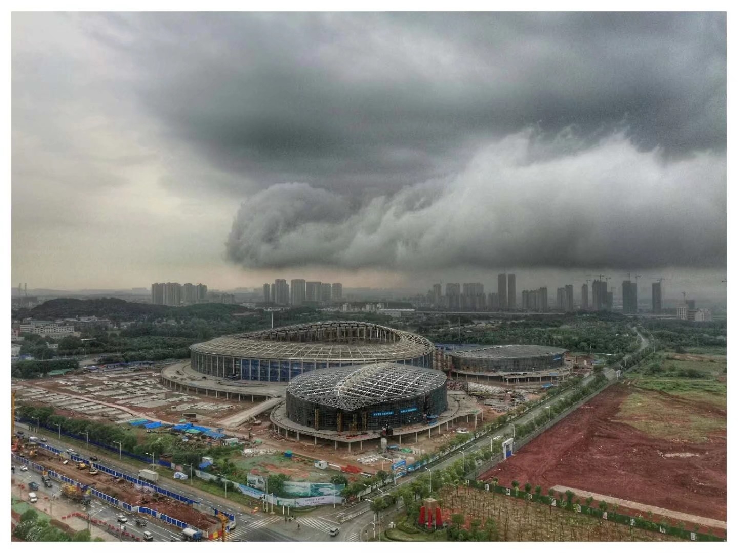 东西湖吴家山五环体育广场