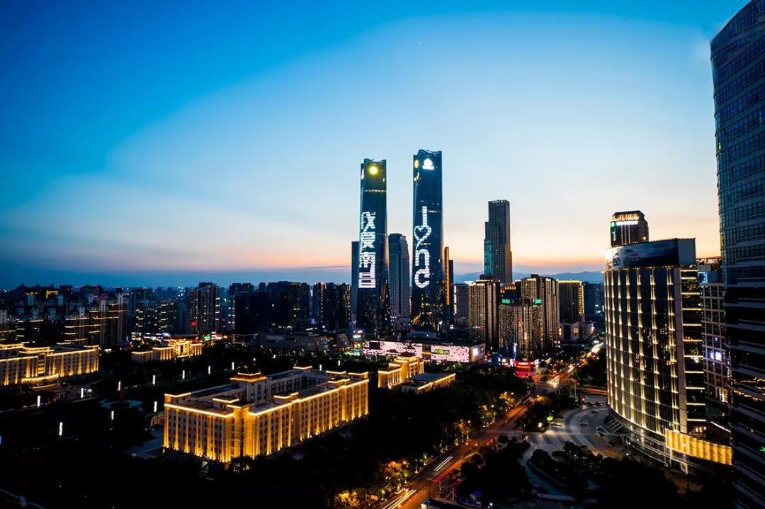 图文详情产品介绍南昌地标垂直电梯赏夜景纵览城市风景绿地双子塔店铺