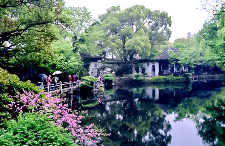 当地游首页>无锡>多日游> 寄畅园坐落在无锡市西郊东侧的惠山东麓