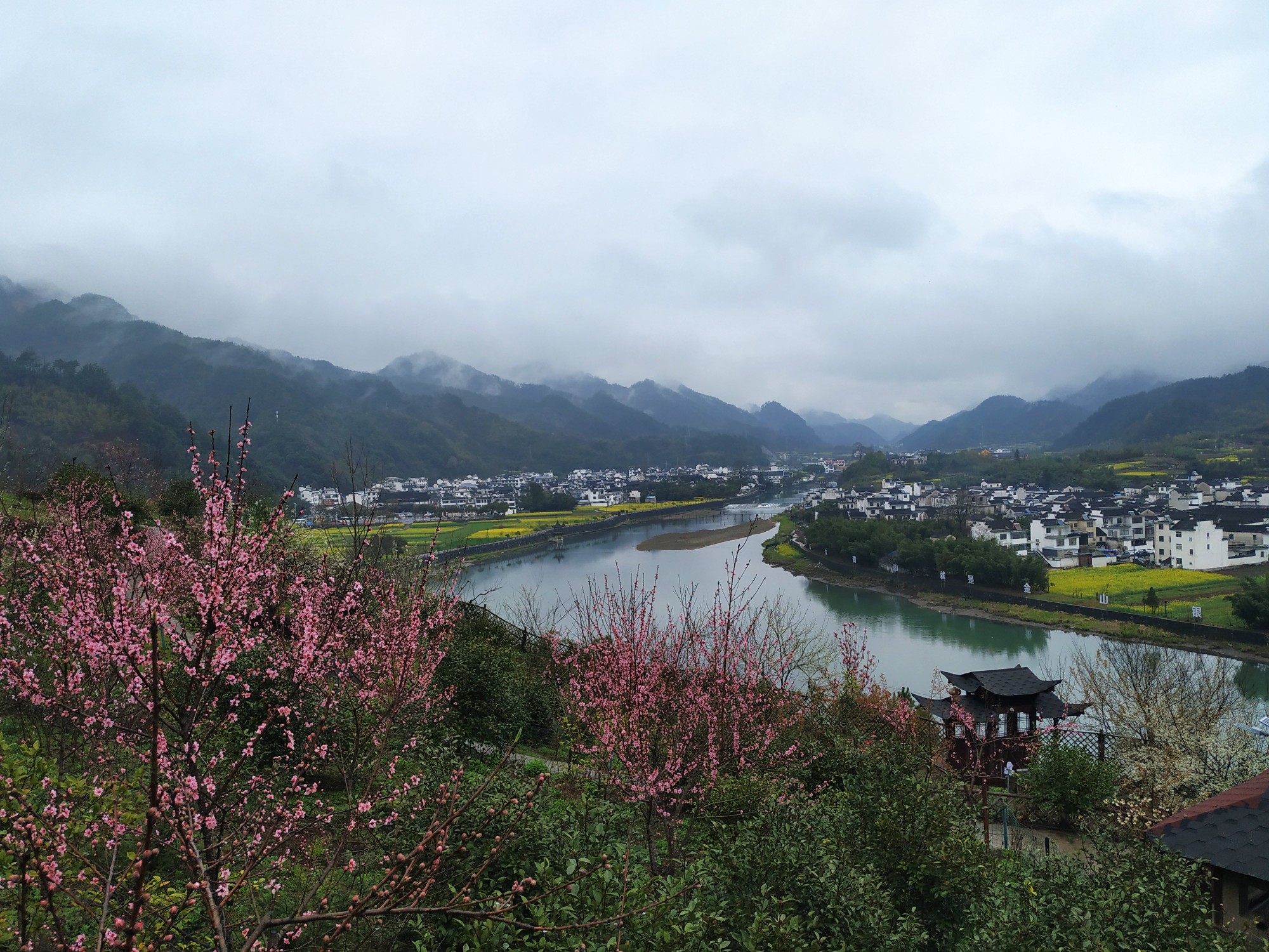 登源河畔春色美，斜风细雨不须归