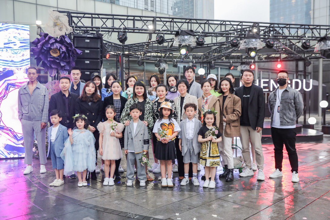 追逐春光 成都IFS上演花樣時(shí)裝大秀——花花世界彌漫濃濃春意 