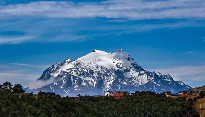 哈巴雪山什么时候去最好,自己一个人可以去吗