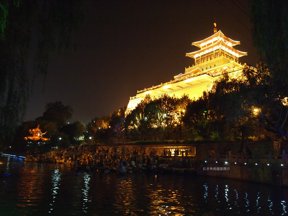 济南的护城河,解放阁下黑虎泉边的夜景