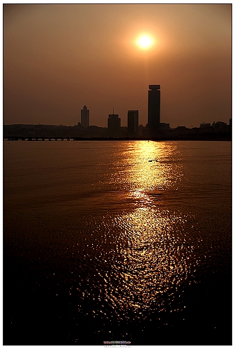 夕阳照碧海