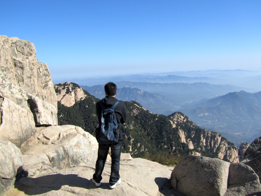 山东省旅游 泰山旅游攻略 望岳 仰视天门窔辽,如从穴中视天,直上七里