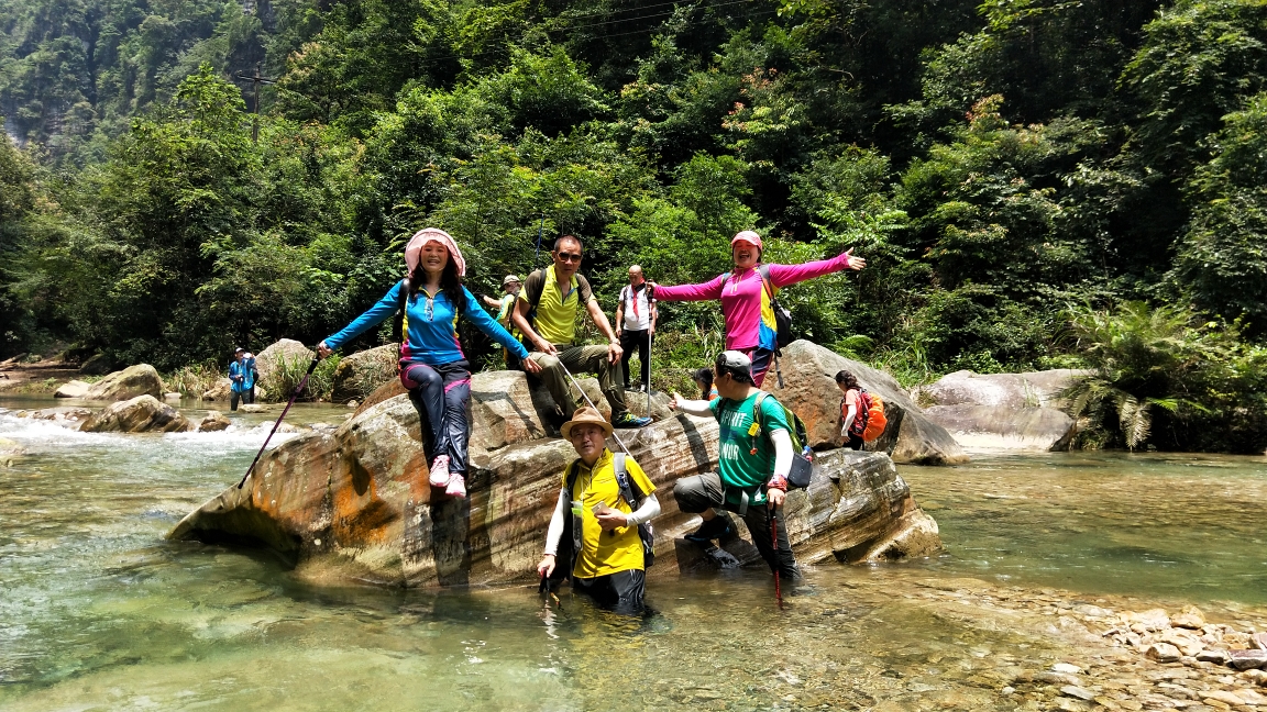 《贵州独山夹缝岩溯溪徒步》