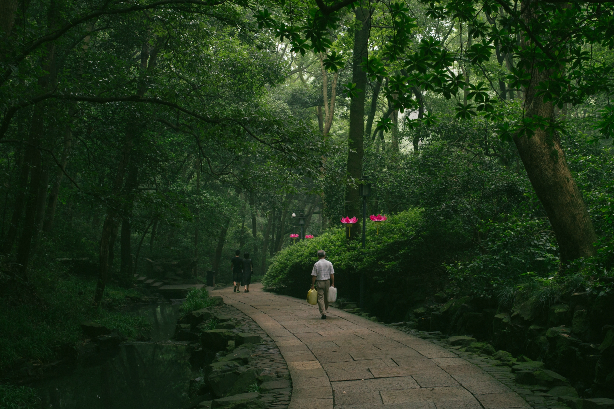 虎跑梦泉离灵隐寺多远，虎跑梦泉到灵隐寺怎么走，虎跑梦泉到灵隐寺交通路线 