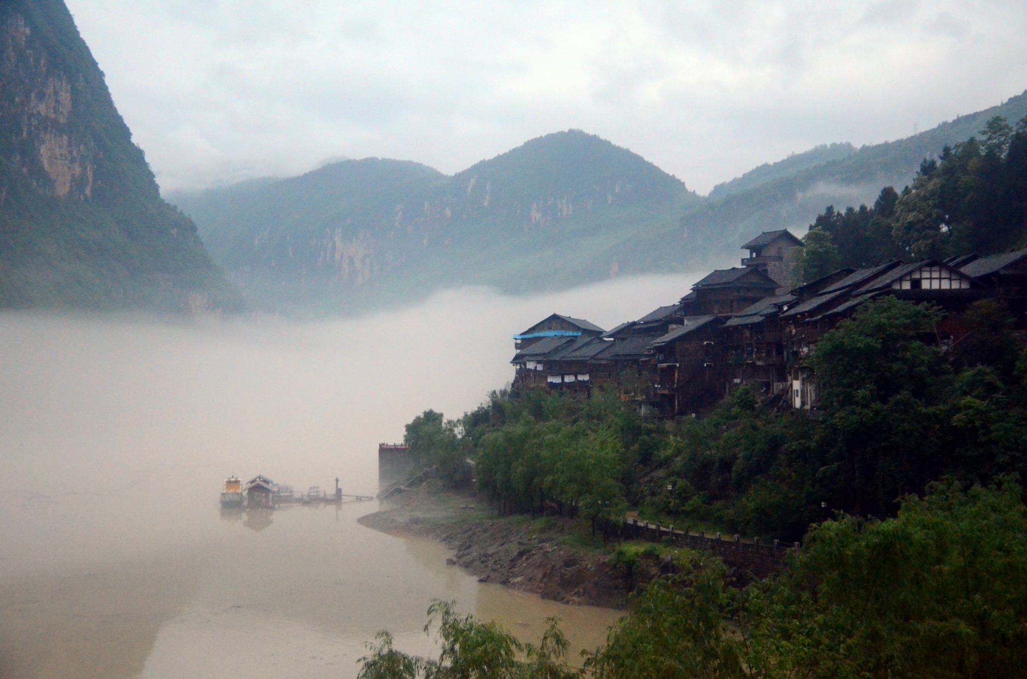 雨雾下的龚滩古镇