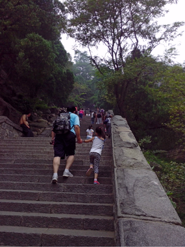 泰山有多少个台阶图片 wKgB4lJJHX-APNsLAAtttD23itc92.jpeg?imageView2%2F2%2Fw%2F600%2Fq%2F90%7CimageMogr2%2Fstrip%2Fquality%2F90