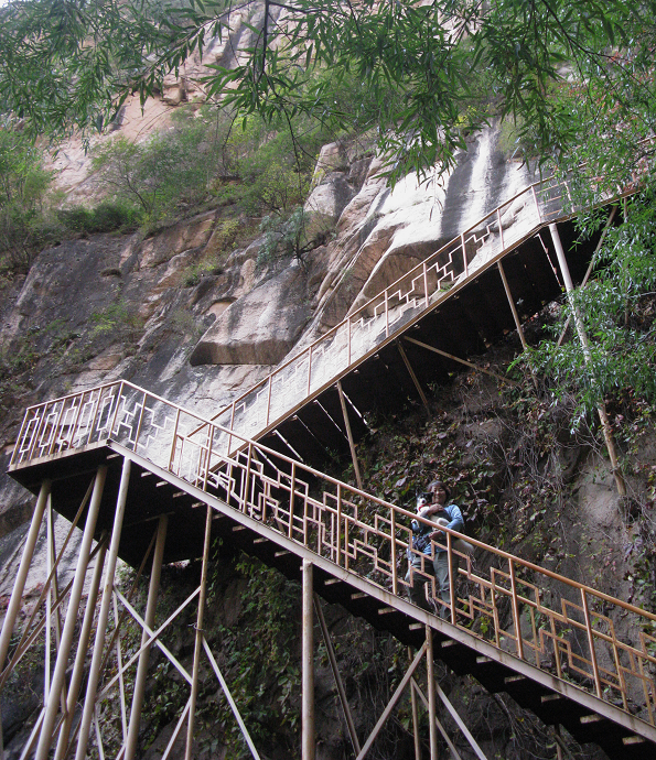 三人一狗的野三坡龙门天关景区