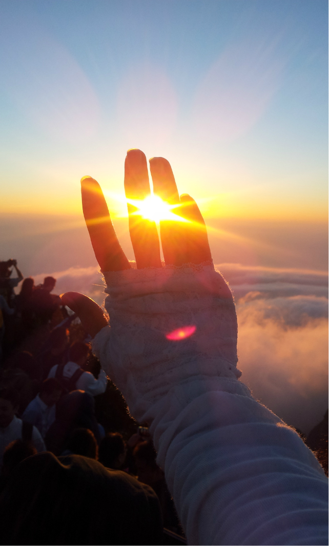 等到太阳出来,才看清顶峰这块石头上的字,天下名山