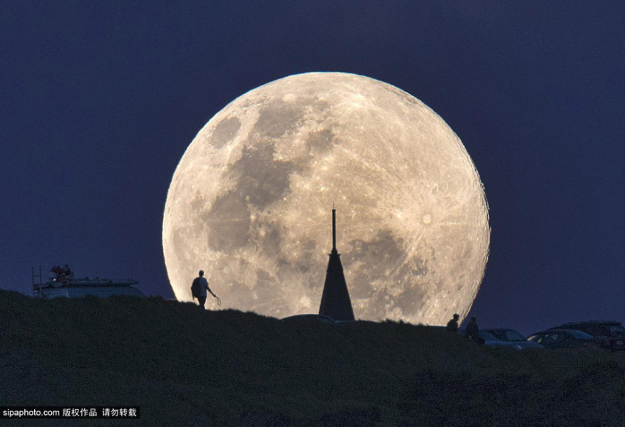【新西兰“超级月亮”高悬天空】“超级月亮”升起画面美轮美奂 