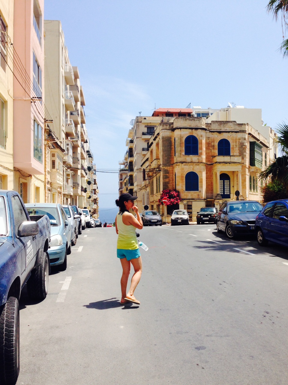 完全吻合我梦中的，街道尽头就是海，回头后那