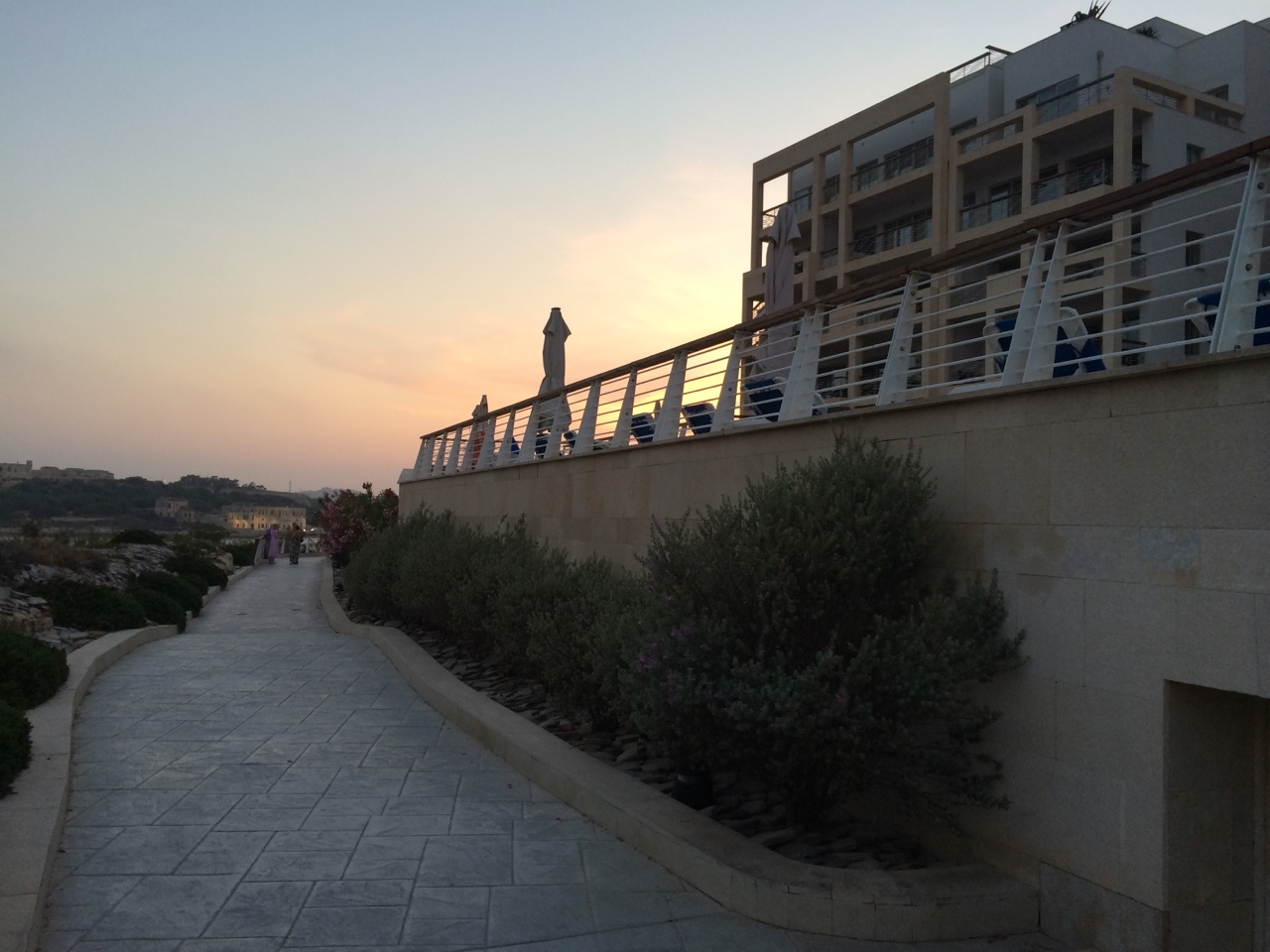 完全吻合我梦中的，街道尽头就是海，回头后那