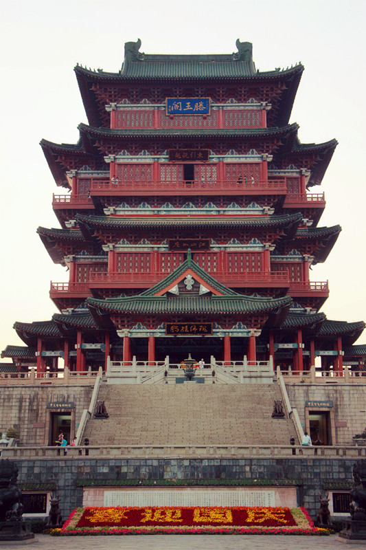 江西省旅游 南昌旅游攻略 中国-南昌-滕王阁        门前嬉戏,  剪影.