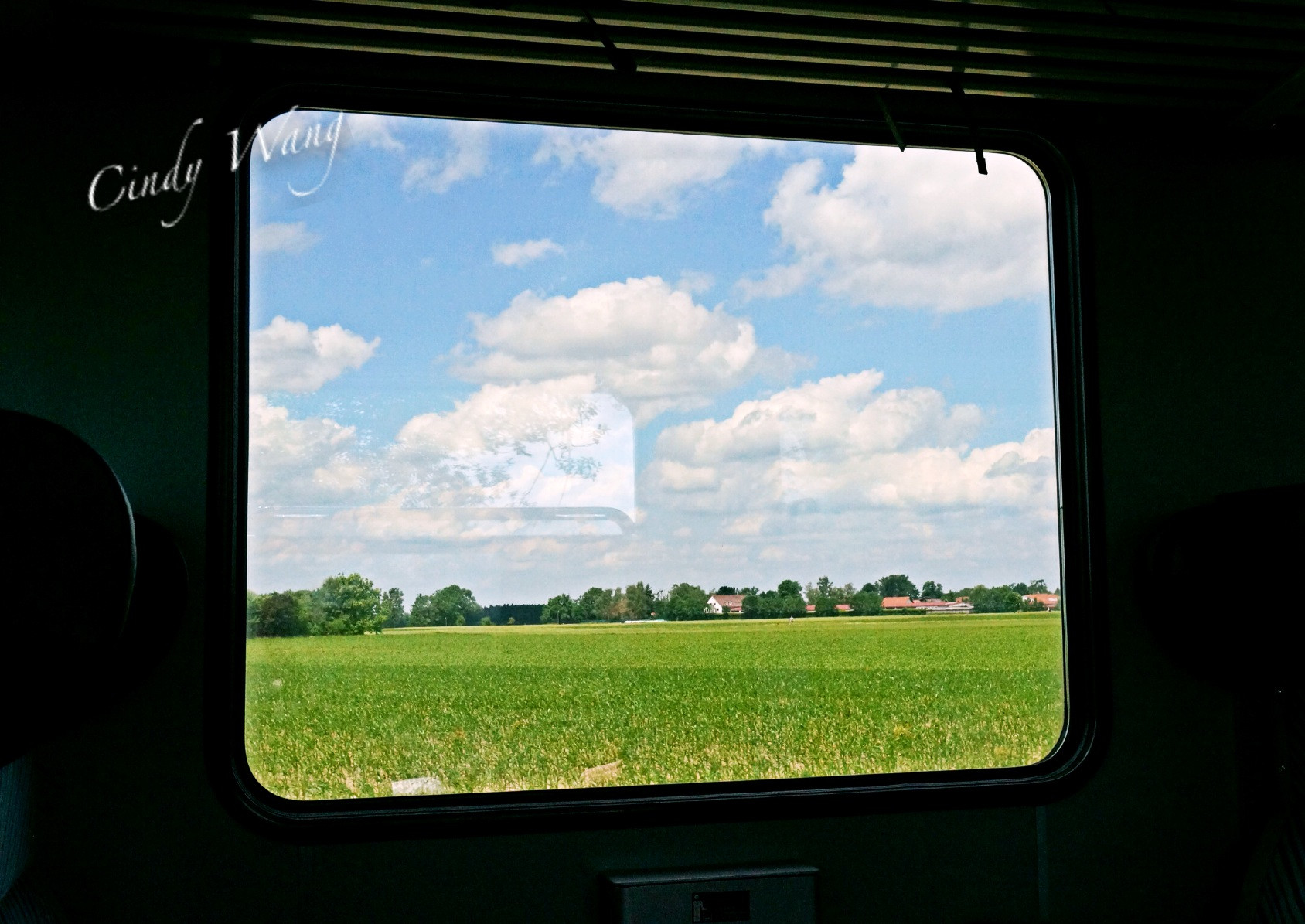 欧洲 游记  是血拼购物,我觉得,坐坐火车欣赏窗外海天一体如电脑桌面