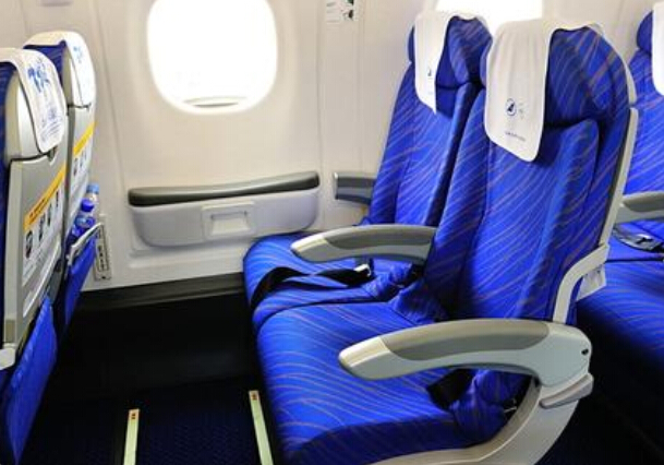 【贴士】如何选择飞机座位更舒适更安全 