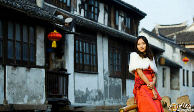 女生旅行拍照古镇中如何拍出美美的照片