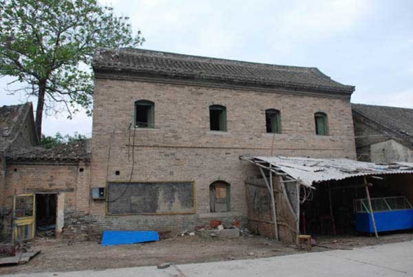金鄉縣中國的大蒜之鄉,位于山東省西南部,屬濟寧市。西漢時,因在金鄉縣內高平山為漢武帝之子昌邑王鑿墓時,挖出金子而定名為金鄉縣。 2014年榮獲中國最美休閑小城獎,成為山東唯一獲此殊榮的縣區(見附一)。金鄉縣的城市規劃的很好,寬闊平坦的道路干凈整潔、草木青翠欲滴,隨處可見老百姓在各休閑廣場遛鳥、在濱河景觀帶金濟河畔散步、在街頭廣場上唱歌跳舞、在九湖五河垂釣! 先推薦我們住的酒店:奎星湖賓館,酒店其他條件一般,只是窗外風景極佳,正對星湖公園東門,其觀景房落地窗面對公園。附近是商業步行街,有大超市,吃