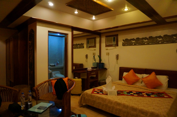 Nigi Nigi Too Beach Resort 超出预期。 因为预定得晚了,没有海景房,只能住花园景的房间。 缺点是窗式空调真的好吵 热水不够热 wifi有等于没有 早餐分西式和菲律宾式,我更加喜欢菲律宾早餐。大家可以尝试下。 www.myboracayguide.com这个网站常常看中的房间预定了,却回邮件说没有房。 我最后是在www.