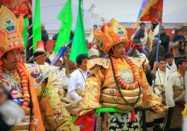 一年一度的藏民族亮宝节盛大游行_游记