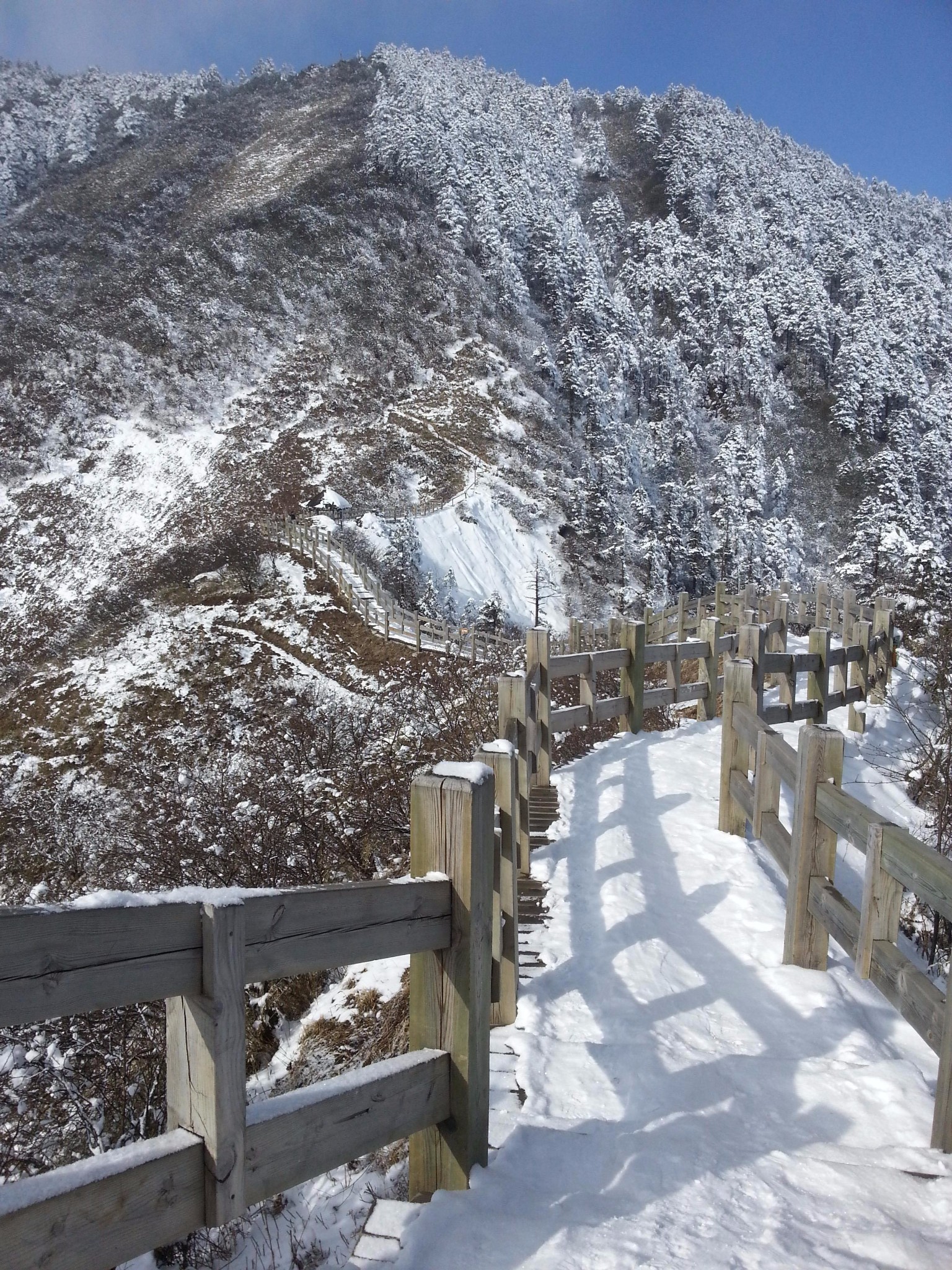 3200多米的日月坪和3300多米的红石尖之间,横卧在西岭雪山大雪塘东侧