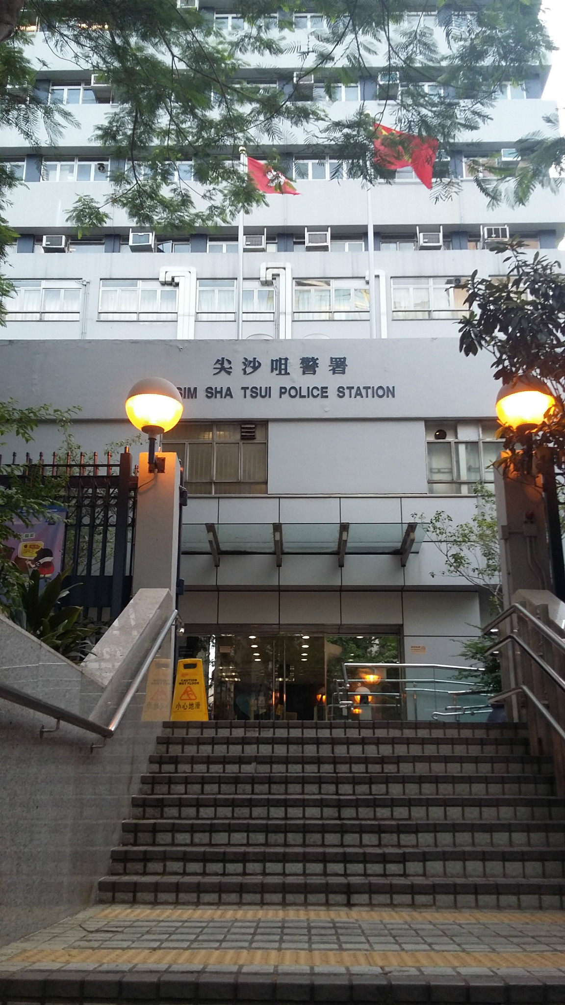 很多港剧里见过的尖沙咀警署,就在路边.