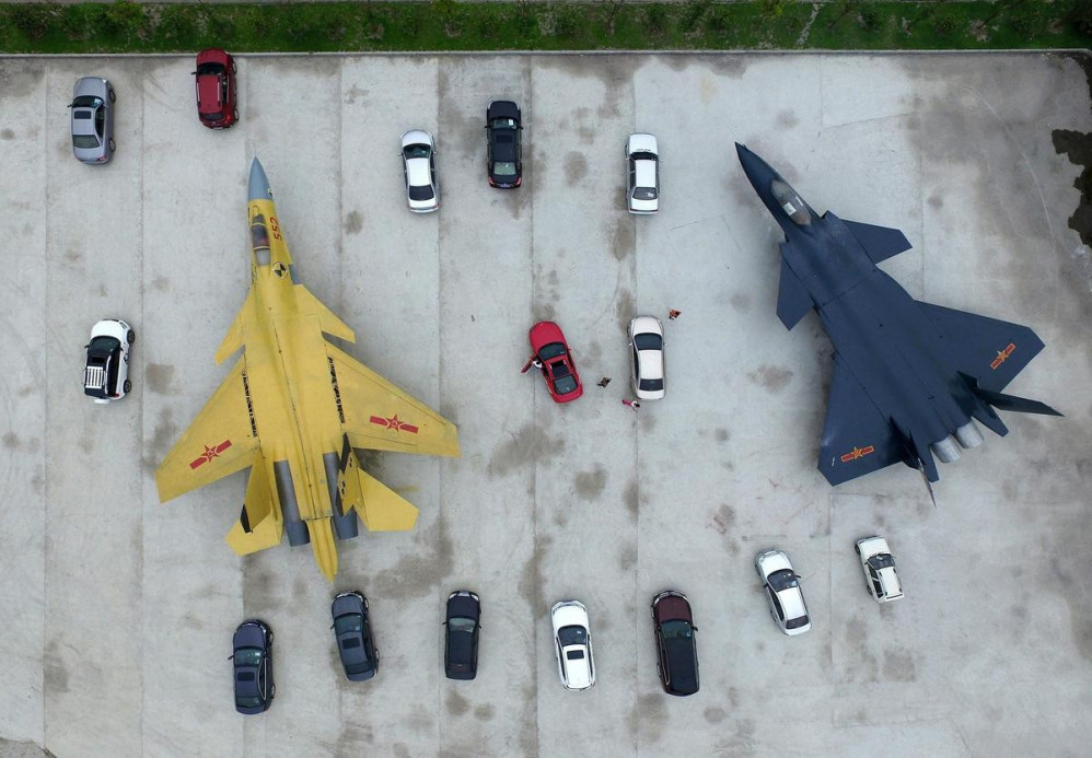 飞机与汽车并排停放，这是停车场，还是飞机场？ 