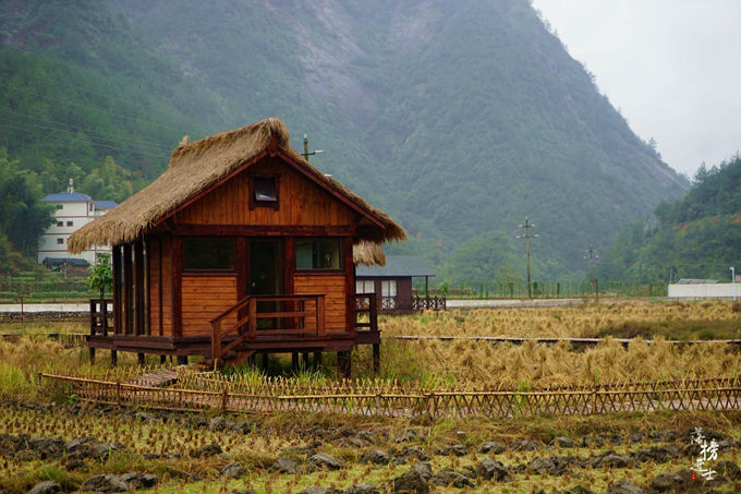 在风景如画的三清山下,有一处稻田里的房车院子,它安静的伫立在山坡之