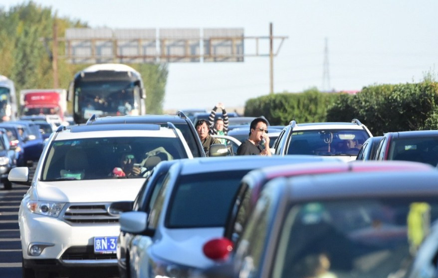 【北京十一高速堵车时间】国庆节高速10时至11时易堵 拥堵严重将封入口