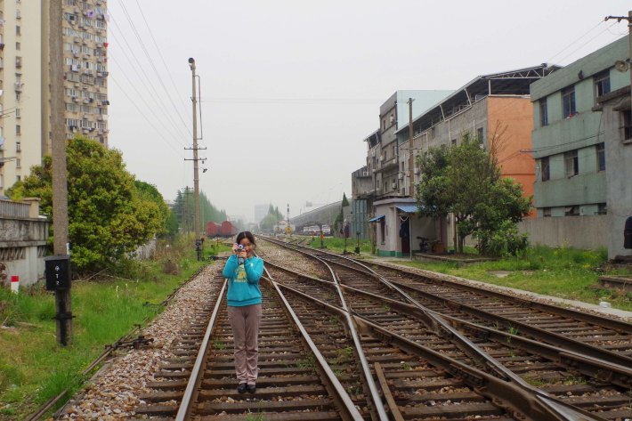 在军工路控江路交口处，貌似废弃的铁轨上快乐...