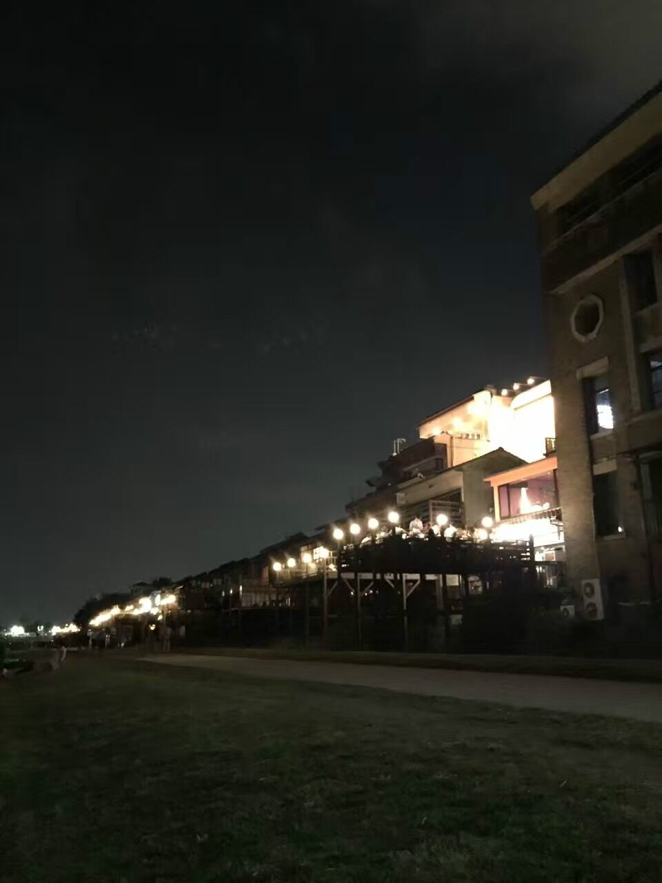 鸭川的夜晚独特的风景,吹着风喝着夜啤酒坐在河边泡脚,看着日本的小