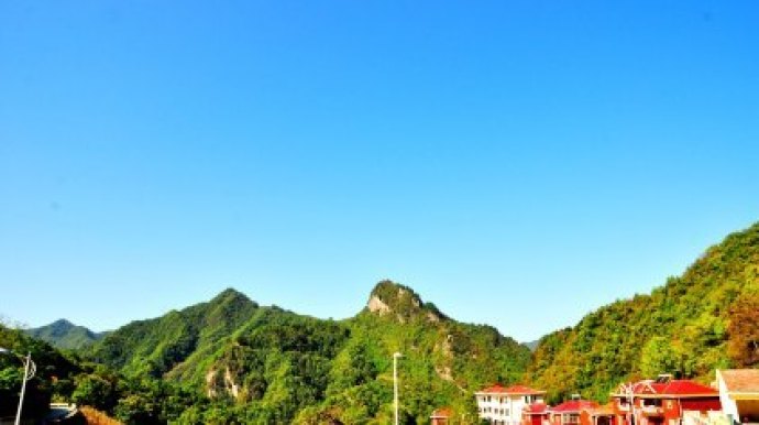 尧治河与神农架山水相连唇齿相依旅游资源得天独厚全长4公里的野人沟又名尧帝沟相传系尧帝为治水而开峡谷曲折幽长谷内水秀洞奇怪石林立神秘莫测位于村内山体中部的老龙洞相传通向四川曾有人入洞7天7夜仍未走到尽头其内洞中套洞洞口宽29米高30米可容万人洞下200米的老虎垭瀑布落差70米巴岩峡滴水岩瀑布从崖壁上直泻而下如雷声轰鸣气势非凡更有深涧秀水马面河撼人心魄拦水坝朝冠暮浴梨花山以及尧帝庙观音阁梨花山公园等多处景点