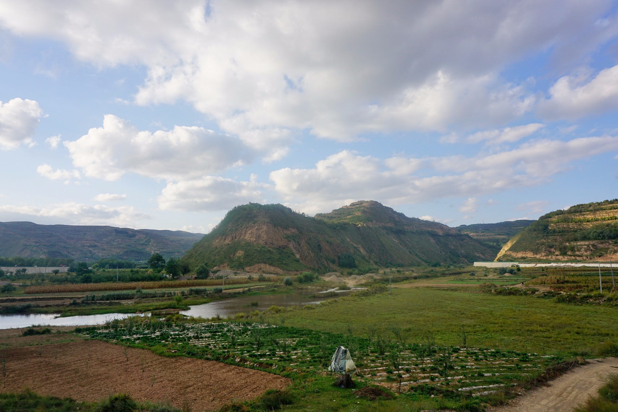 因为我之前看过相关介绍大堡子山的地势,是符合先秦皇家陵园"风水"的