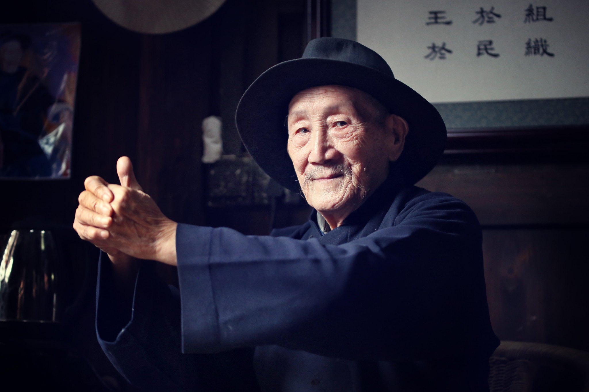 袍哥双手抱拳,眼神矍铄.     