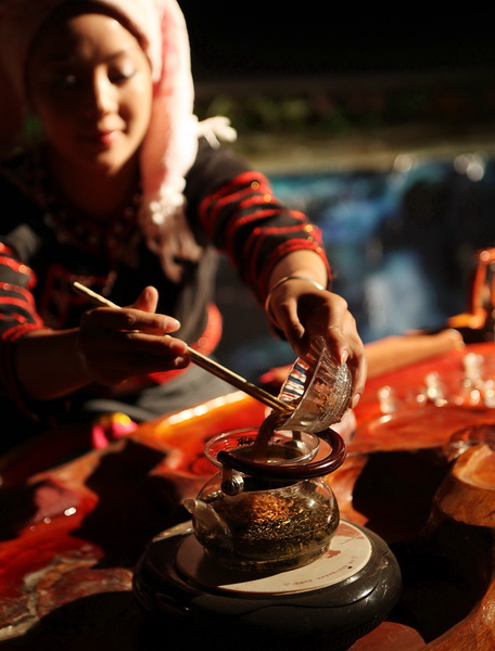 万亩茶园表演的佤族和哈尼族演员茶砖僾尼人的土锅茶——加入姜片的茶