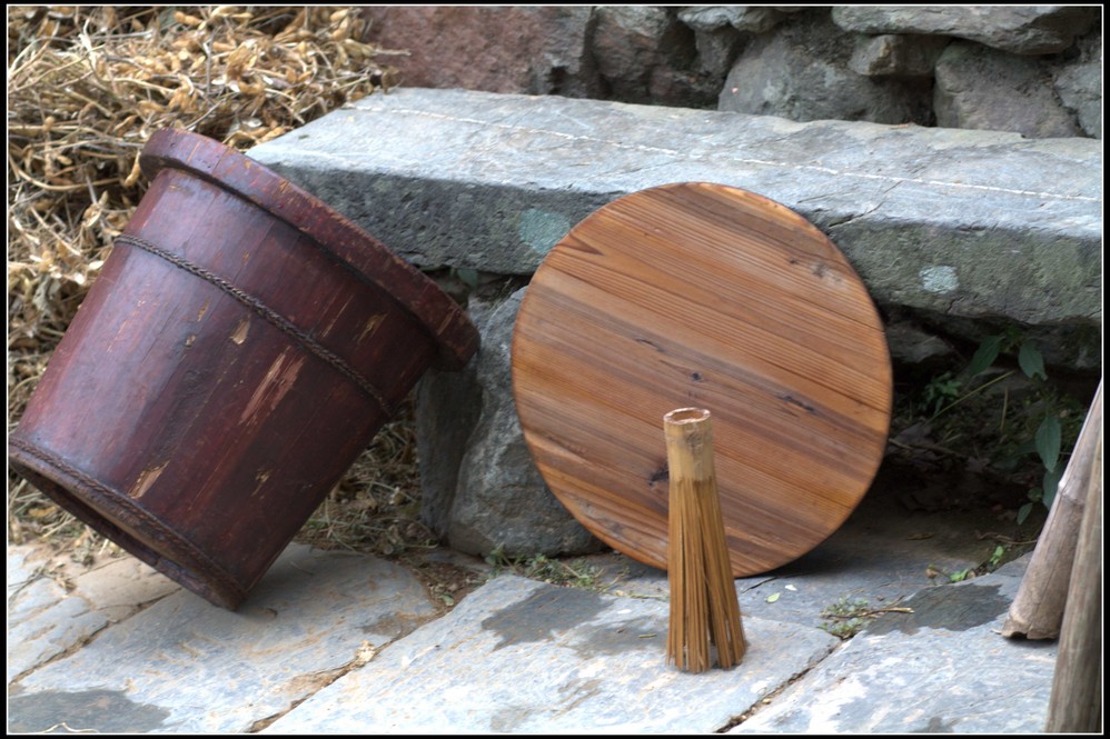 这里的大小鸡都很自由,闲散的在田间地头,屋里屋外溜达,所以,鸡肉香