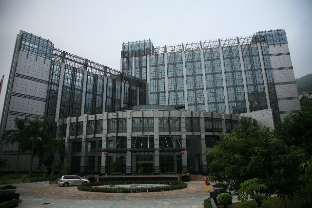 这栋气势不凡的大楼是深圳招商银行的"招银大学",主楼12层,有200多间