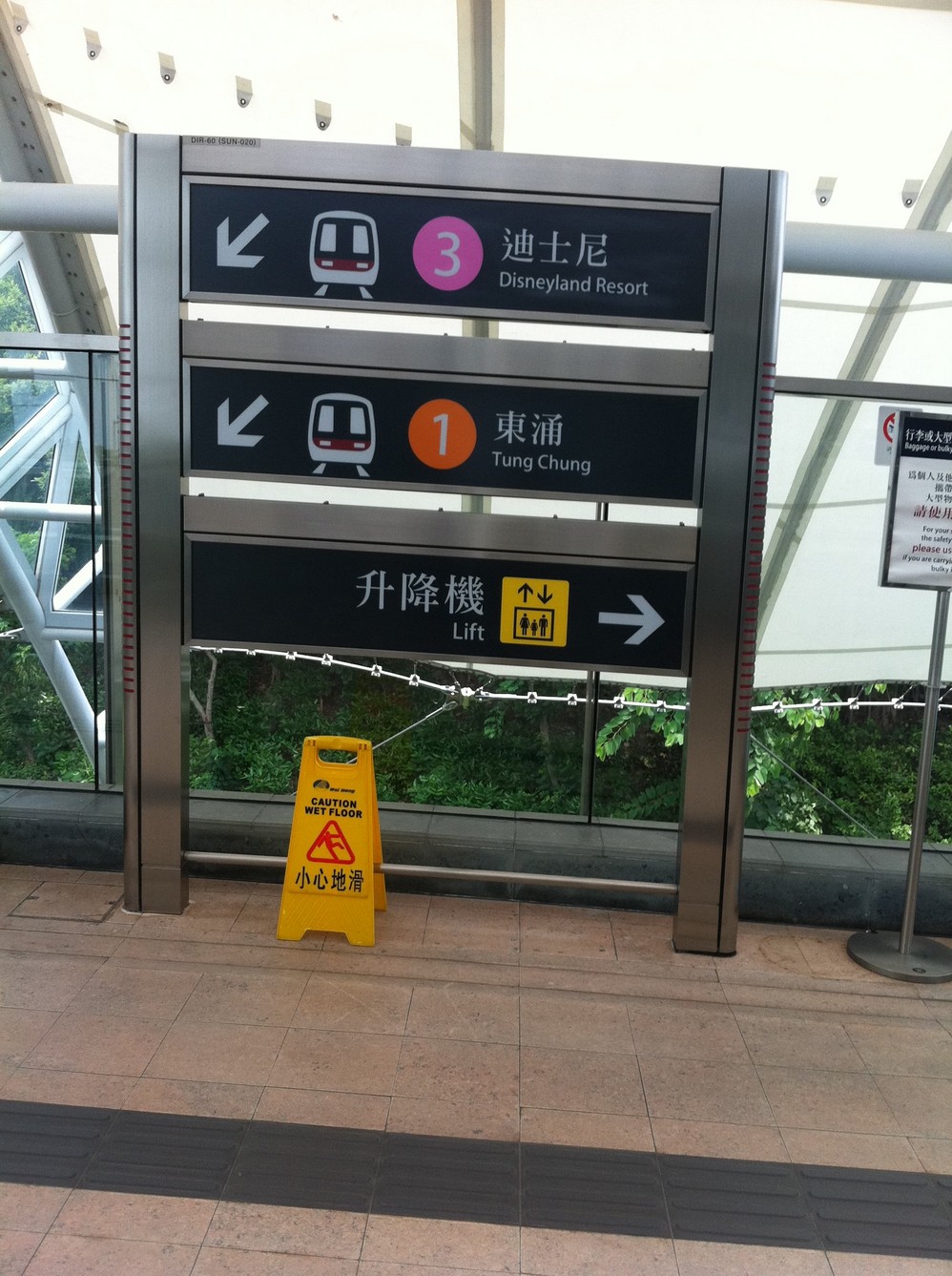 插曲:坐迪斯尼专列转东涌线可以去东荟城购物(有奥特莱斯),21点前结束