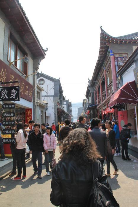 没开门的哎就在巷子里,这里的原住民生活很滋润那,家门口就是小河流淌