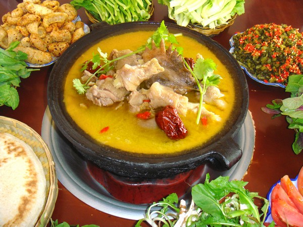      享用【丽江土鸡火锅】特色餐