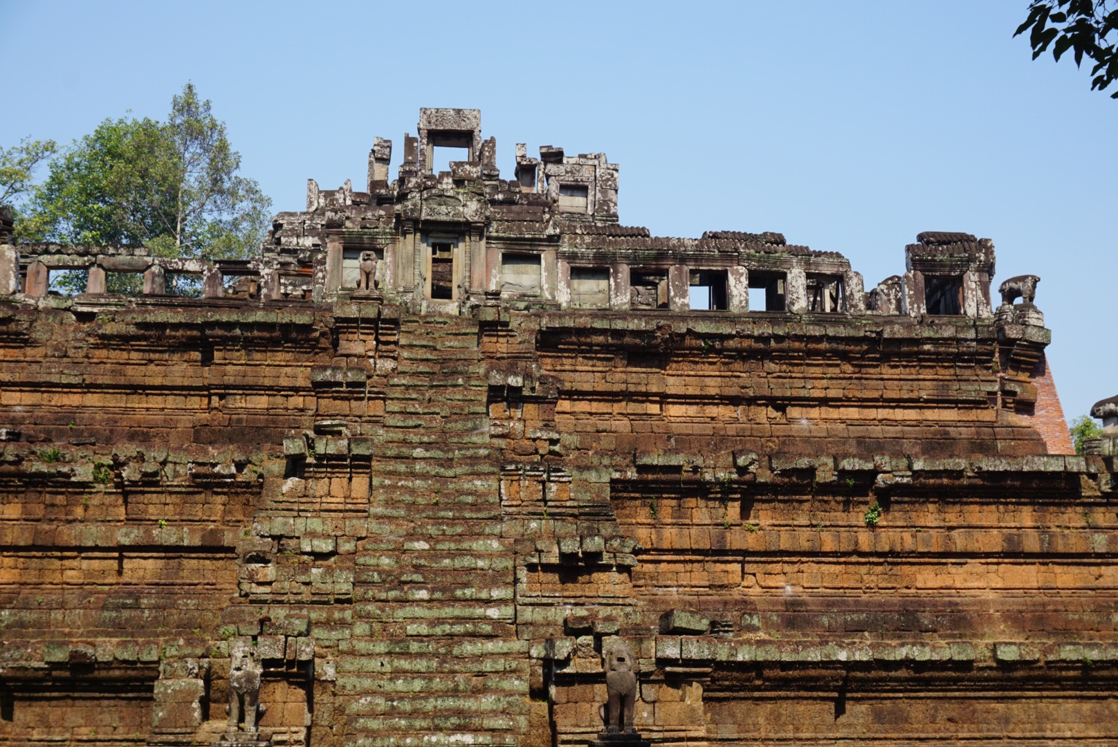 宫殿最初是真腊国王罗因陀罗跋摩二世在兴建王宫的同时,建造的湿婆庙