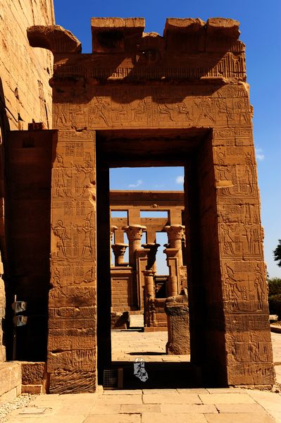 走近埃及圣岛上的伊西丝神庙