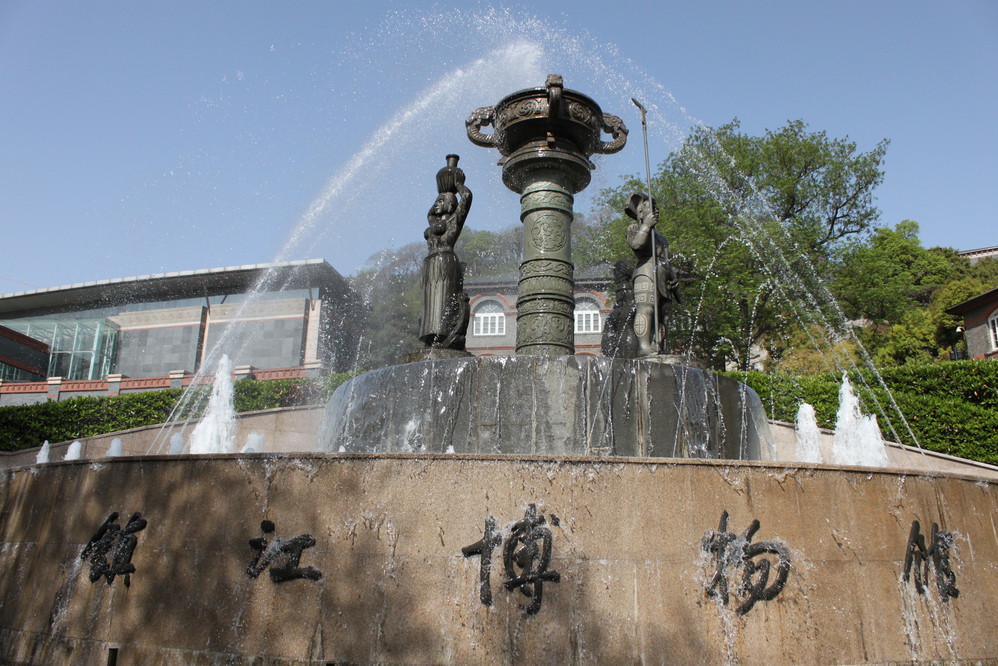 伯先公園站下車,往北走回到鎮江博物館(免費開放 就在西津渡邊上可以